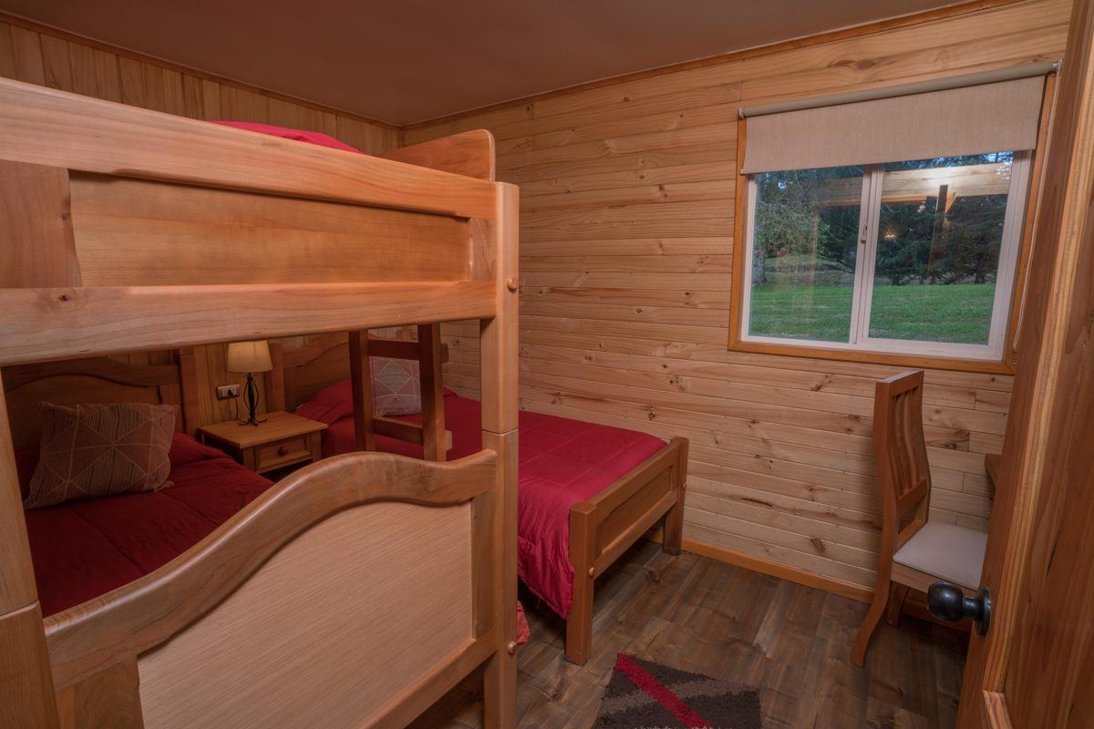 Segundo quarto com beliche de madeira e cama de solteiro