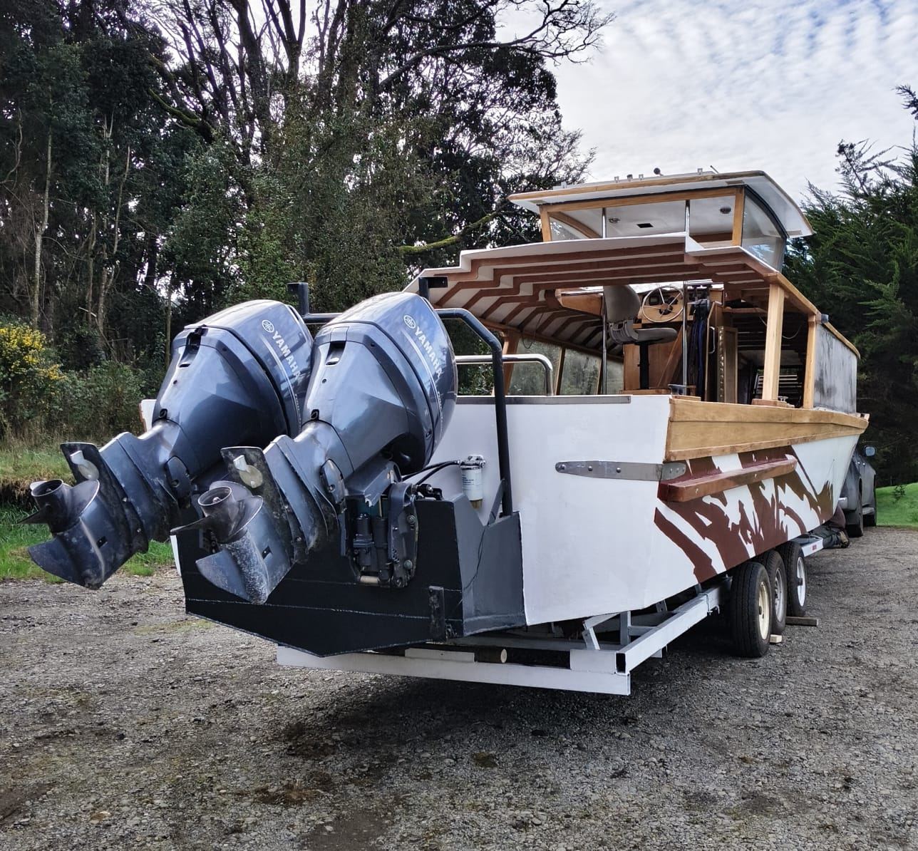 Popa da lancha Lago Llanquihue com dois motores Yamaha e cabine de madeira nativa, recém-terminada